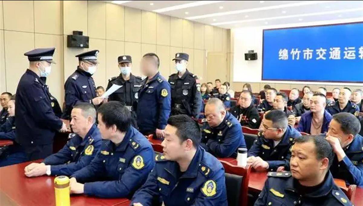 qqmac苹果版:与其警示教育大会上被“当场铐走”，还真不如“早日自首”！